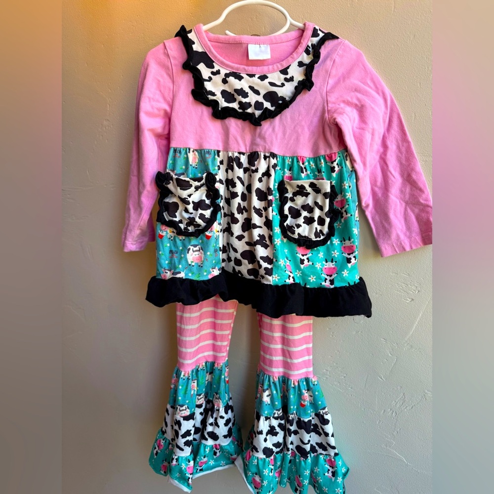 Girls cow print  set, soft material, ruffle detail,, elastic waist 4T